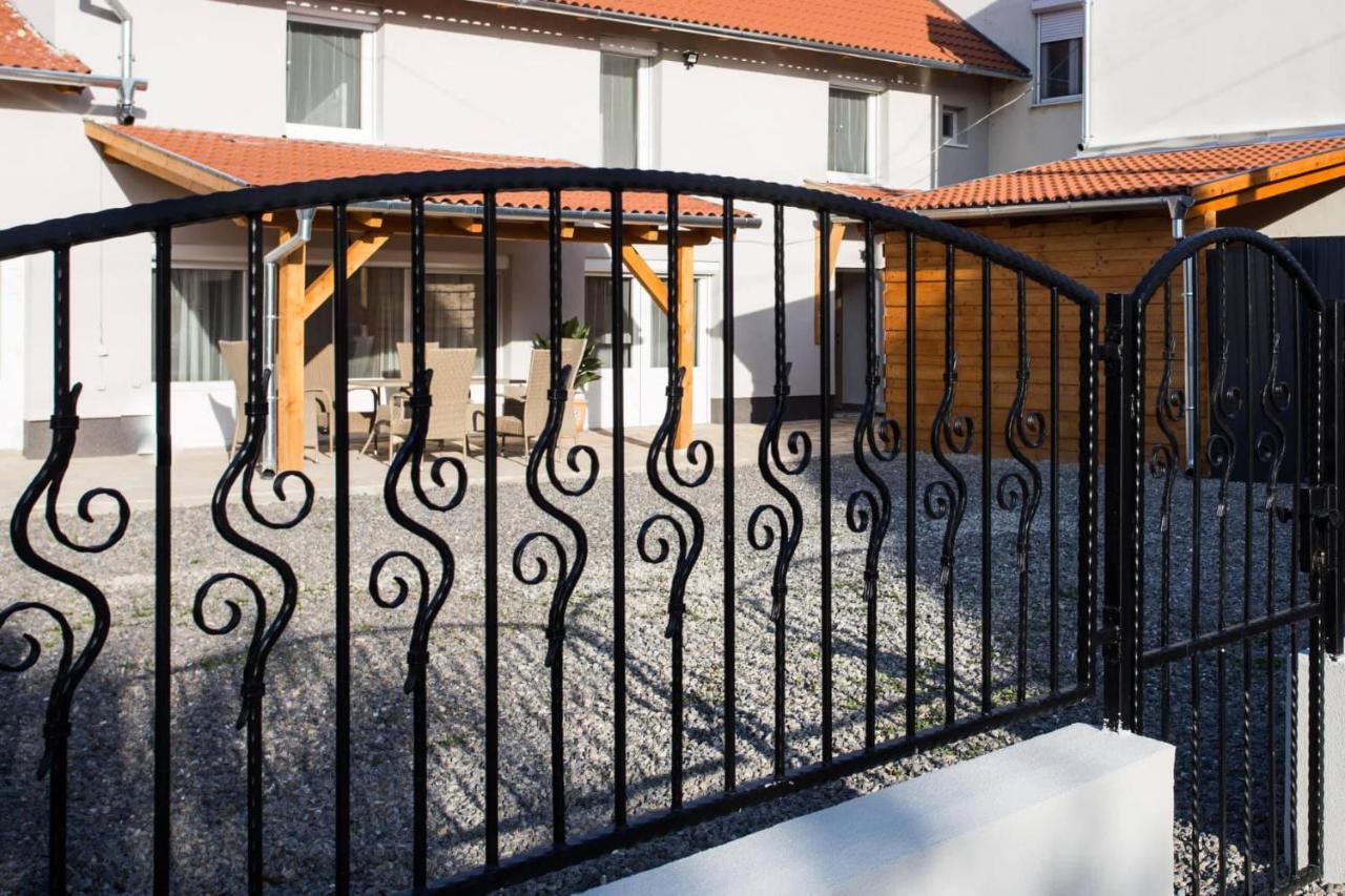 Csigaház Apartman Pécs Esterno foto