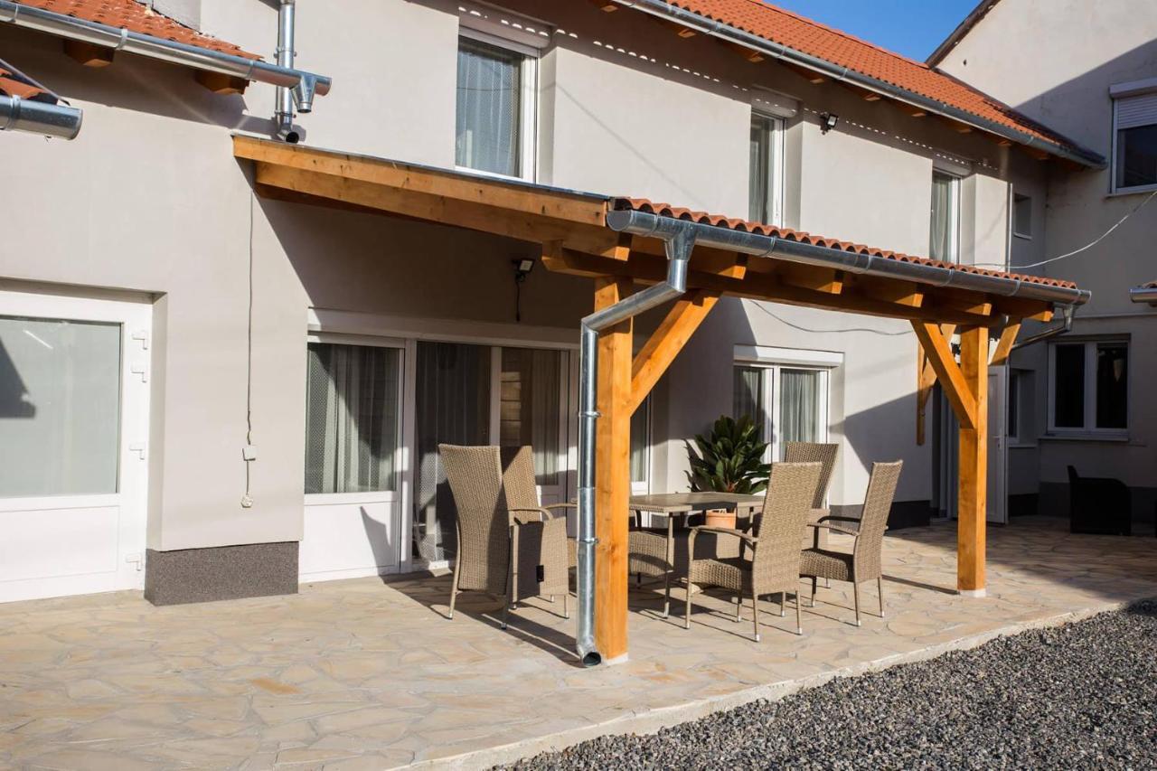 Csigaház Apartman Pécs Esterno foto